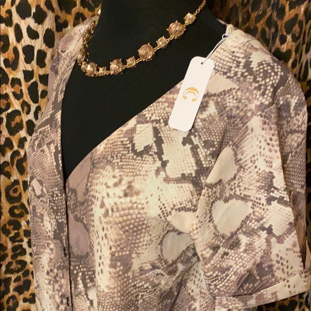 Button down blouse - Picture 2 of 3